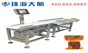 火鍋底料稱(chēng)重分揀機(jī):自動(dòng)分選出欠重超重品,凈含量檢測(cè)把關(guān)手